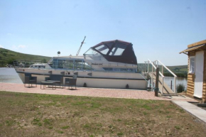 The Rose - 37ft Lakeside Yacht with Hot Tub